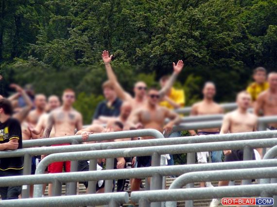 Hooligans von Alemannia Aachen, die zumindest in Teilen der Westfront Aachen zugerechnet werden<br />    <button type=