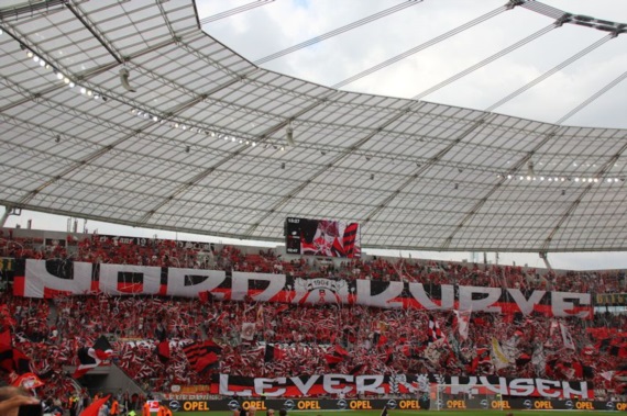 Nordkurve Leverkusen Zaunfahne im Stadion<br />    <button type=