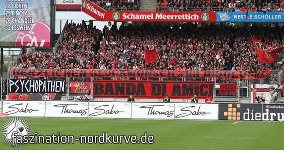 Die Zaunfahne der Banda di Amici<br />    <button type=