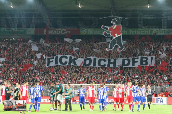 Der Ton in den Stadien gegenüber dem DFB wird rauer<br />    <button type=
