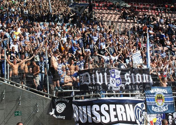 Die Zaunfahne der Division Duisburg beim Auswärtsspiel in Kaiserslautern<br />    <button type=