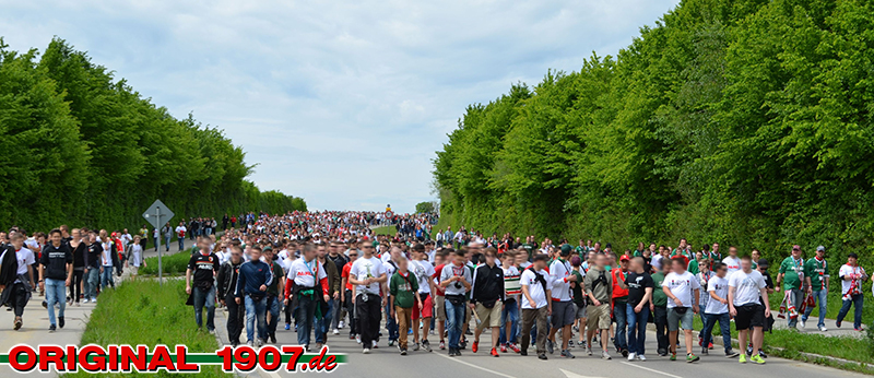 Marsch der FCA-Fans gegen Frankfurt<br />    <button type=