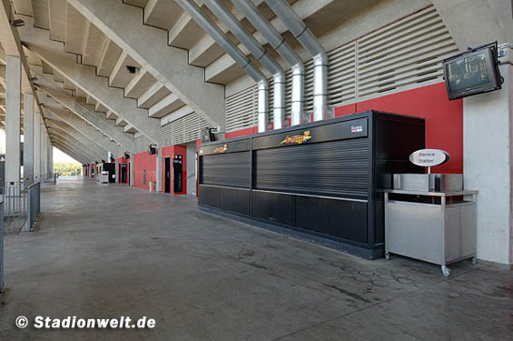Im Kölner Stadion kann mittlerweile wieder mit Bargeld bezahlt werder<br />    <button type=