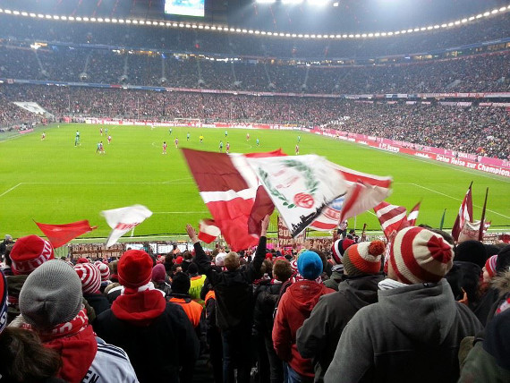 Die Südkurve nach den Schweigeminuten. Bild: Manuel