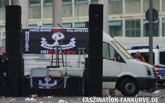 Auf der HoGeSa Bühne in Köln standen auch Hooligans aus Bremen<br />    <button type=