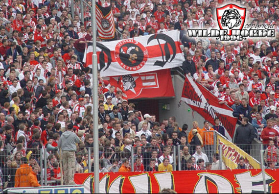 2004 präsentierte die Wilde Horde die Commando Cannstatt Fahne beim Heimspiel gegen Frankfurt<br />    <button type=
