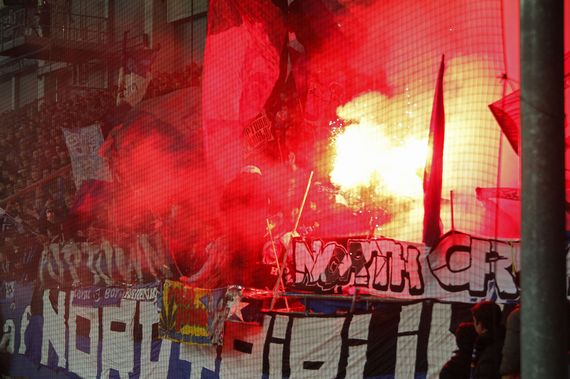 Die Nordtribünen Zaunfahne während der Pyroshow in Paderborn. Alle Fotos der Aktion gibt es oben in der Galerie.<br />    <button type=