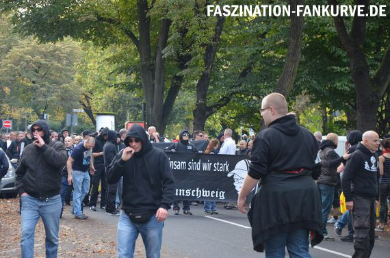Bereits bei der HoGeSa Demo in Köln liefen Hooligans mit Bannern mit der Aufschrift 