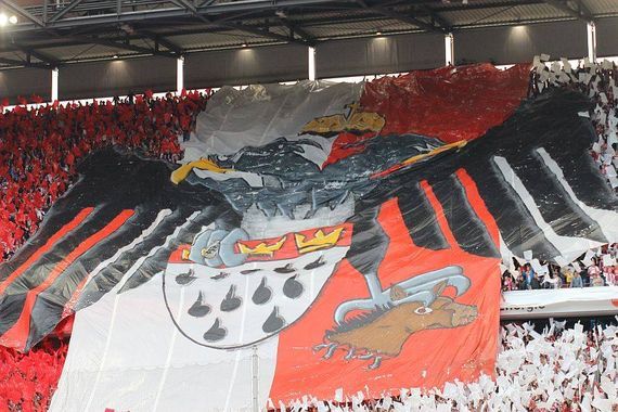 Die Choreografie der Kölner Südkurve beim Hinspiel<br />    <button type=