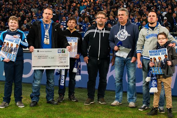 Übergabe des Spendenschecks beim Heimspiel gegen Hannover. Bild: ultras-ge.de