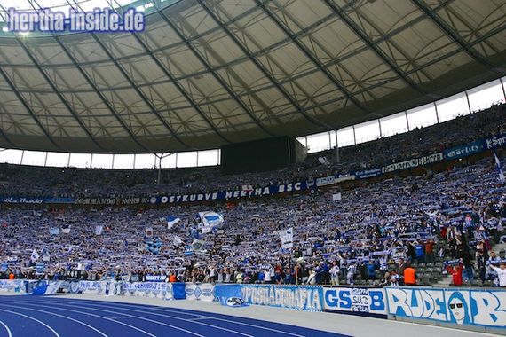 Die Ostkurve im Olympiastadion<br />    <button type=