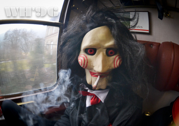 Kölner Ultras am Karnevalssamstag auf dem Weg zum Spiel in Nürnberg<br />    <button type=