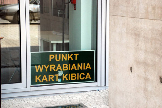 Die Beantragungsstelle der Fankarte wird es bei Legia bald nicht mehr geben<br />Bild: legionisci.com“><figcaption>Die Beantragungsstelle der Fankarte wird es bei Legia bald nicht mehr geben<br />Bild: legionisci.com</figcaption></figure>
            </div>

                    </article>

                <section class=