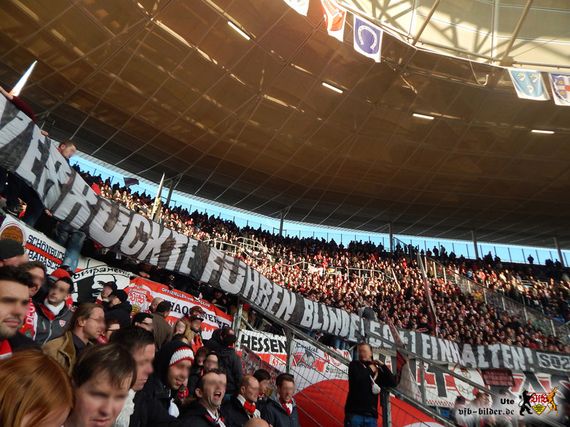 Die Fans des VfB Stuttgarts in Hoffenheim<br />    <button type=