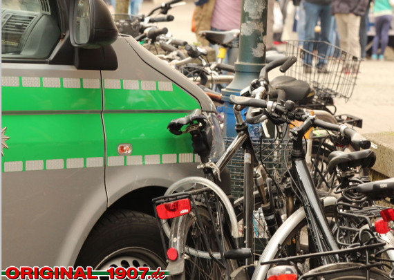 Die Augsburger Polizei beim besagten Spiel gegen Bayern München<br />    <button type=