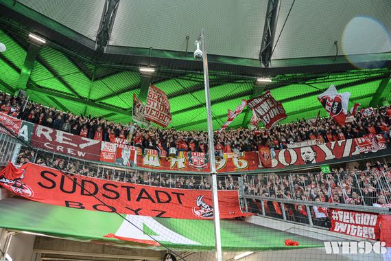 FC-Fans in Wolfsburg: Unten die Fahne der Südstadt Boyz, oben die Fahne der Boyz Köln<br />    <button type=
