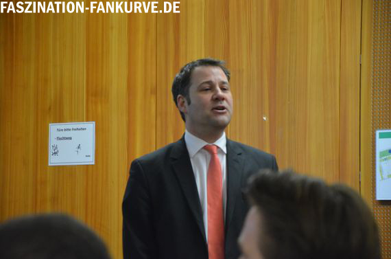 Dr. Jan F. Orth bei einer Veranstaltung mit DFB-Vize-Präsident Rainer Koch<br />    <button type=