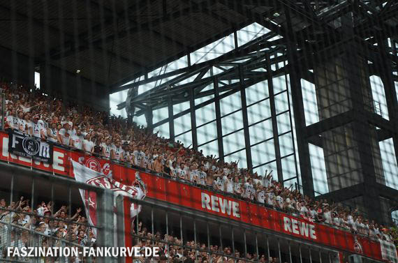 Zahlreiche Fortuna Fans trugen die Opfer Shirts<br />    <button type=