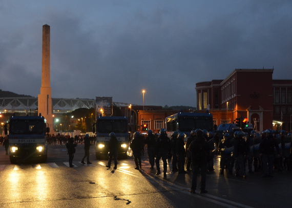Polizei vor dem Stadio Olimpico in Rom<br />Bild: Faszination Fankurve“><figcaption>Polizei vor dem Stadio Olimpico in Rom<br />Bild: Faszination Fankurve</figcaption></figure>
            </div>

                    </article>

                <section class=
