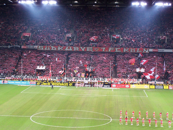 In der Südkurve sind viele offizielle Fanclubs und weitere Fangruppen des 1. FC Köln organisiert<br />    <button type=