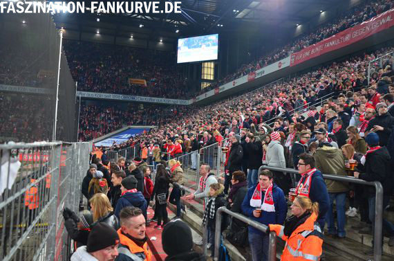 Der Bereich der Ultras in der Südkurve, der teilweise leer blieb<br />    <button type=