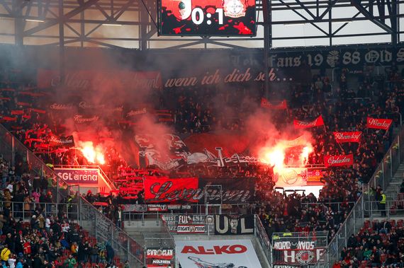 Pyroaktion der Leverkusen Fans in Augsburg<br />    <button type=