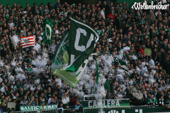 Bei Heimspielen steht die Baltic Crew Ecktonia neben den Ultras von Caillera<br />    <button type=
