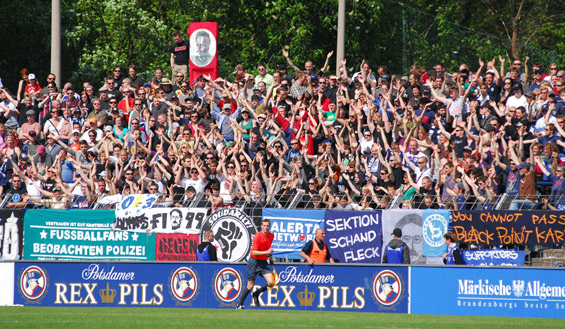 Die Fahne von Fußballfans beobachten die Polizei<br />    <button type=