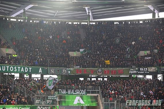 Der Gästeblock der Hannover 96 Fans am 25. Januar 2014 in Wolfsburg<br />    <button type=