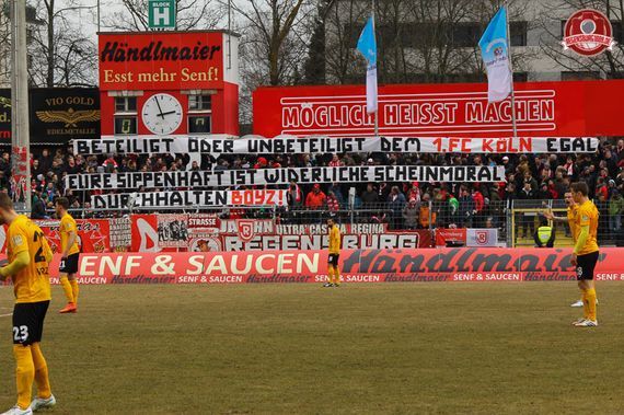 Solidaritätsspruchband der Ultras Regensburg für die Boyz Köln. Bild: Regensburg1889.de