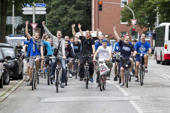 Da hilft nur Bier aus der PET-Flasche oder mit dem Fahrrad zum Stadion...<br />    <button type=