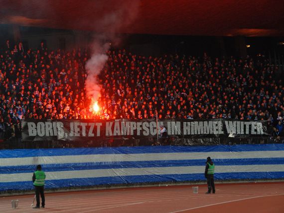 Gedenkaktion der GC Zürich Fans<br />Bild: www.gc-zone.ch“><figcaption>Gedenkaktion der GC Zürich Fans<br />Bild: www.gc-zone.ch</figcaption></figure>
<figure><img decoding=