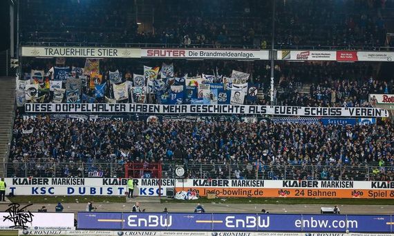 Doppelhalter aus dem letzten Jahrtausend gegen Verein von 2009. Bild: Supporters Karlsruhe