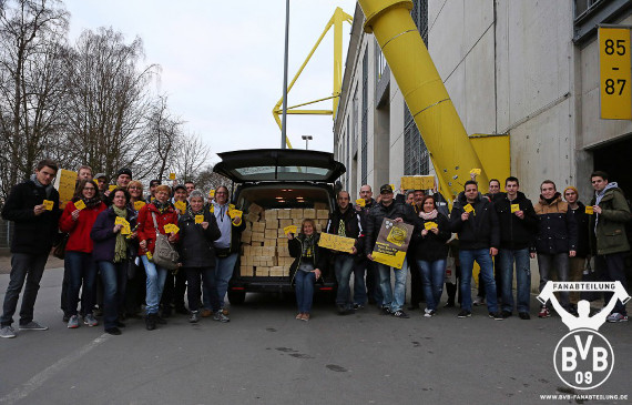 Die freiwilligen Helfer vor der Verteilung der Bierdeckel<br />    <button type=