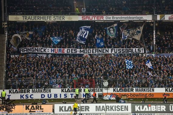 Ralf Rangnick wurde gestern auch via Spruchband von der Gegengerade beleidigt<br />    <button type=