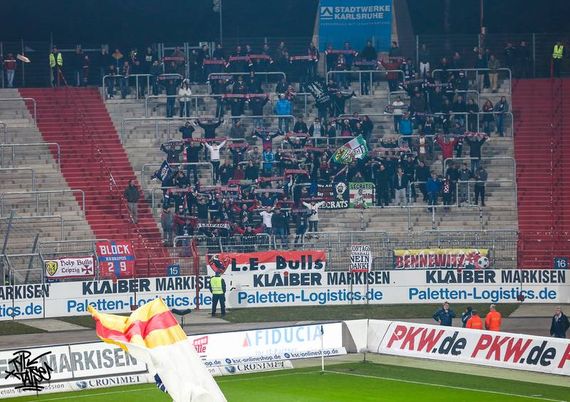Die mitgereisten RB Leipzig Anhänger in Karlsruhe<br />    <button type=