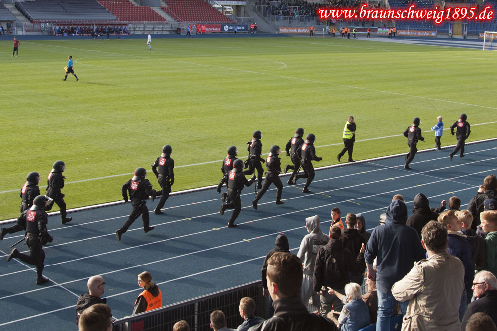 Der Polizeieinsatz beim Amateurderby Braunschweig gegen Hannover<br />    <button type=