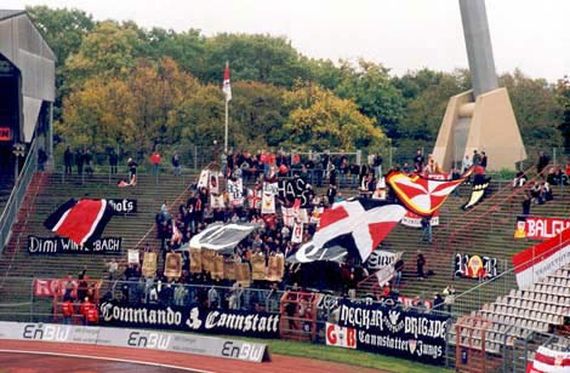 Commando Cannstatt beim Auswärtsspiel der VfB-Amateure in Karlsruhe (Saison 2000/2001)<br />    <button type=