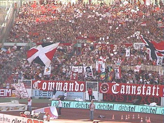 Die bis heute bekannte Zaunfahne vom Commando Cannstatt beim Heimspiel gegen Schalke in der Saison 2000/2001<br />    <button type=