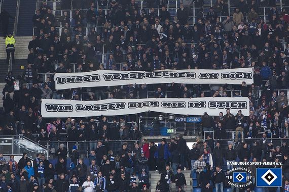 Der Block 22 C nach dem Rückzug der Chosen Few. Mit Trommeln gibt es Versuche Stimmung zu entfachen<br />    <button type=