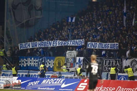 Spruchband der Darmstadt 98 Fans<br />    <button type=