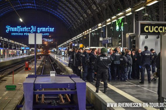 Personalienkontrolle der Mainzer Fans im Frankfurter Hauptbahnhof. Bild: Rheinhessen-on-tour.de