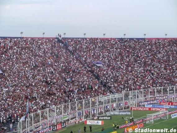 Im Nuevo Gasometro klettern San Lorenzo Fans häufig auf die Zäune<br />Bild: Faszination Fankurve“><figcaption>Im Nuevo Gasometro klettern San Lorenzo Fans häufig auf die Zäune<br />Bild: Faszination Fankurve</figcaption></figure>
            </div>

                    </article>

                <section class=