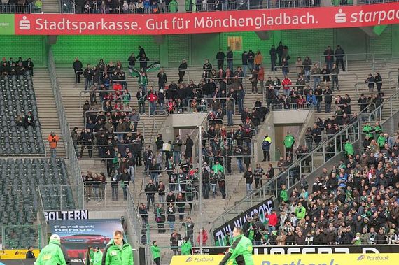 Gähnende leer im Gästeblock. Nur wenige Hannover 96 Fans reisten nach Mönchengladbach<br />    <button type=