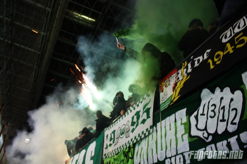 Die VfL Wolfsburg Fans beim Spiel gegen den AC Mailand im San Siro<br />    <button type=