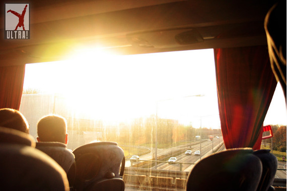 Fans von Fortuna Düsseldorf im Bus auf dem Weg zum Auswärtsspiel<br />    <button type=