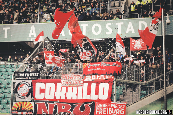 Die SC Freiburg Fans am vergangenen Sonntag in Wolfsburg beim Ligaspiel<br />    <button type=