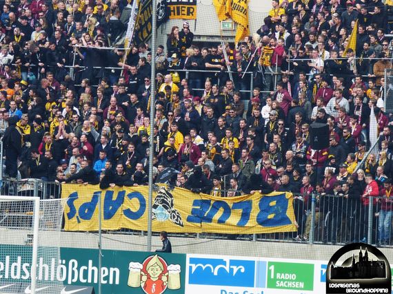 Dynamo Fans zeigen Blue Caps Fahne Bild: losmisenas-groundhopping.blogspot.de