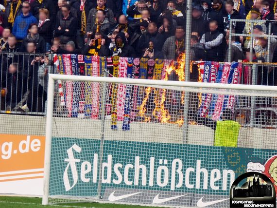 Dynamo Fans zünden Lok und Halle Schals an Bild: losmisenas-groundhopping.blogspot.de