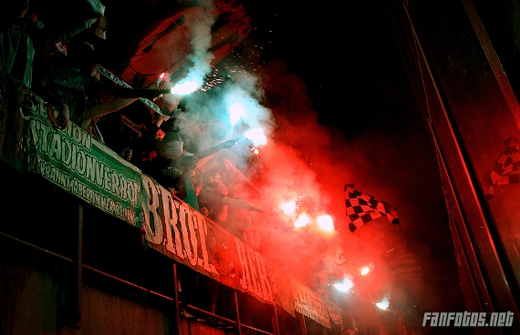 Pyroshow der Wolfsburger Fans vergangene Woche in Mailand<br />    <button type=